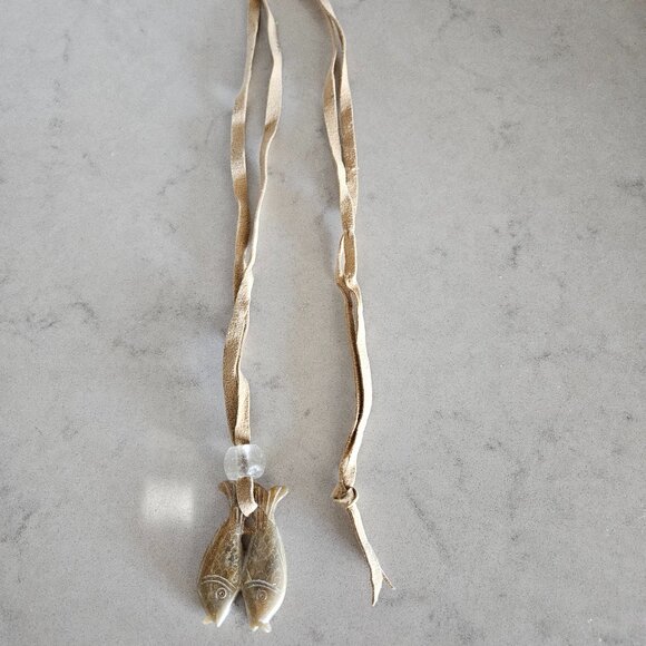 ASIAN NATURAL GREEN & BROWN JADEITE TWO-SIDED FISH PENDANT WITH CHAMOIS NECKLACE - Picture 6 of 16